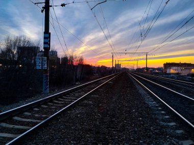 Rusya 'da demiryolu üzerinde bahar günbatımı