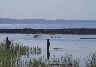 Erkekler Volva nehir'i üzerinde Balık tutma