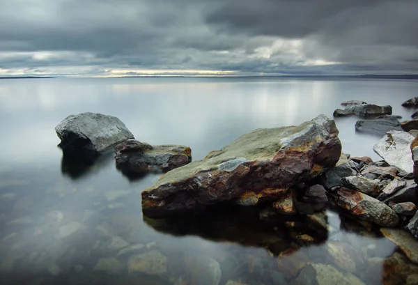 Aube Sur Eau Lisse Les Pierres Sombres Loin — Photo