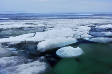 su, bulutlar, nehir ve ışık