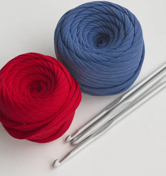 糸とフック かぎ針編みのためのアクセサリーと材料 家庭の縫製 — ストック写真