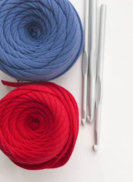 糸とフック かぎ針編みのためのアクセサリーと材料 家庭の縫製 — ストック写真