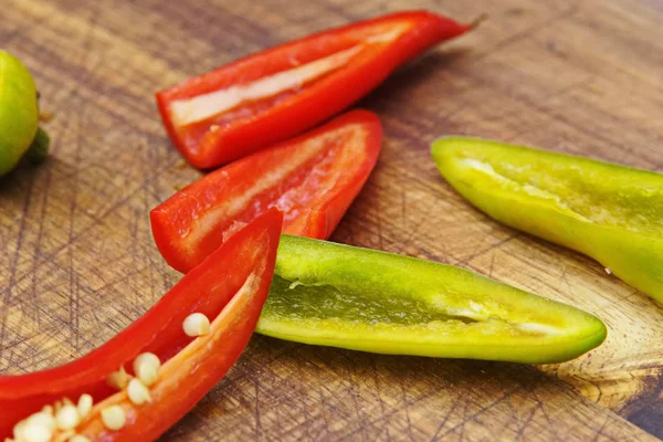 Deliciosos Pimentos Tábua Corte — Fotografia de Stock