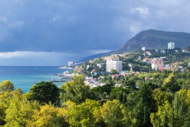 Karadeniz kıyısı Alushta Kırım yağmurdan sonra