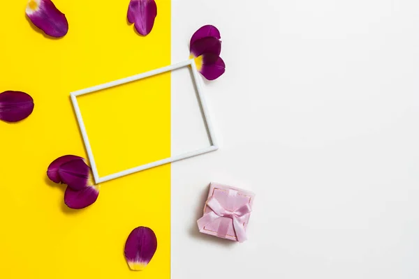 Geometrik kağıttaki yazı için boş fotoğraf çerçevesi beyaz ve sarı renkli arkaplan.