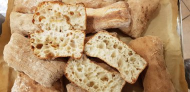 taze ciabatta ekmek dilimlenmiş