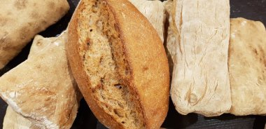 taze ciabatta ekmek dilimlenmiş