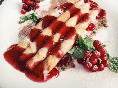 çay kahvesi ahşap bir arka planda güzel bir tatlı