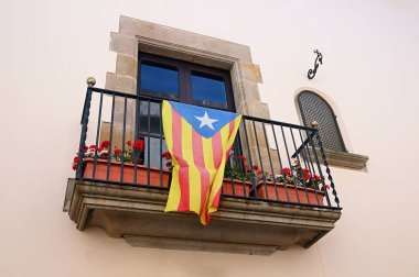 Balkon çiçekleri ve Catalonia bayrağı ile