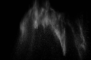 Siyah arka plan üzerine beyaz parçacıkların hareket dondurmak. 