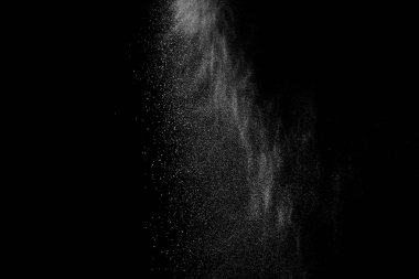 Siyah arka plan üzerine beyaz parçacıkların hareket dondurmak. 