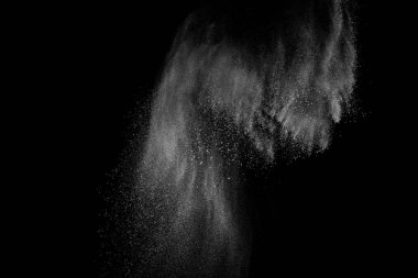 Siyah zemin üzerindeki beyaz parçacıkların hareketlerini dondur. Barut patlaması. Soyut toz tabakası dokusu.