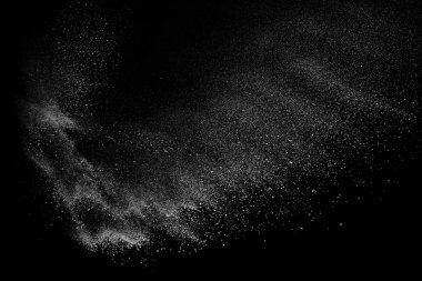 Siyah zemin üzerindeki beyaz parçacıkların hareketlerini dondur. Barut patlaması. Soyut toz tabakası dokusu.