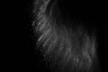 Siyah zemin üzerindeki beyaz parçacıkların hareketlerini dondur. Barut patlaması. Soyut toz tabakası dokusu.