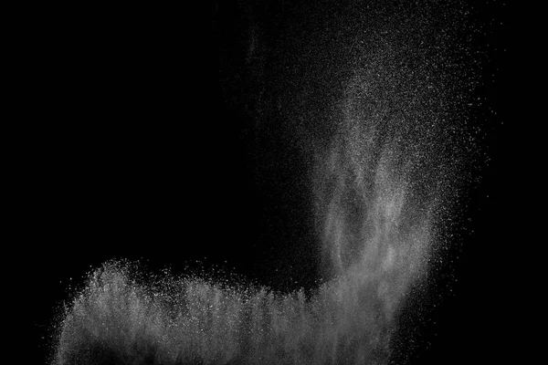 Siyah zemin üzerindeki beyaz parçacıkların hareketlerini dondur. Barut patlaması. Soyut toz tabakası dokusu.