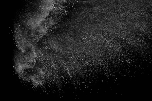 Siyah arka plan üzerine beyaz parçacıkların hareket dondurmak. 