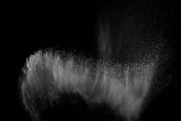 Siyah zemin üzerindeki beyaz parçacıkların hareketlerini dondur. Barut patlaması. Soyut toz tabakası dokusu.