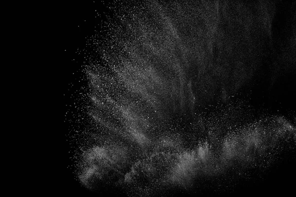 Siyah zemin üzerindeki beyaz parçacıkların hareketlerini dondur. Barut patlaması. Soyut toz tabakası dokusu.