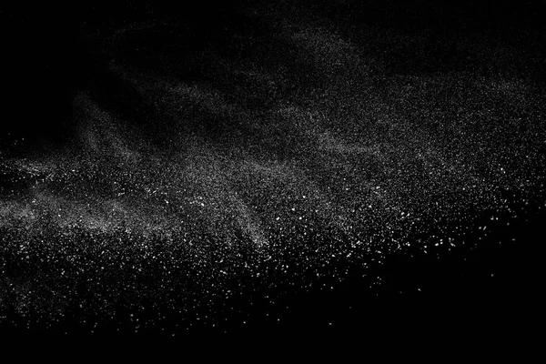 Siyah zemin üzerindeki beyaz parçacıkların hareketlerini dondur. Barut patlaması. Soyut toz tabakası dokusu.