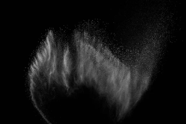 Siyah zemin üzerindeki beyaz parçacıkların hareketlerini dondur. Barut patlaması. Soyut toz tabakası dokusu.