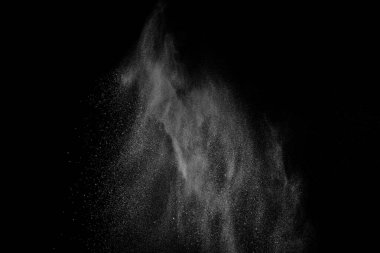 Siyah zemin üzerindeki beyaz parçacıkların hareketlerini dondur. Barut patlaması. Soyut toz tabakası dokusu.