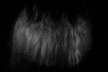 Siyah zemin üzerindeki beyaz parçacıkların hareketlerini dondur. Barut patlaması. Soyut toz tabakası dokusu.