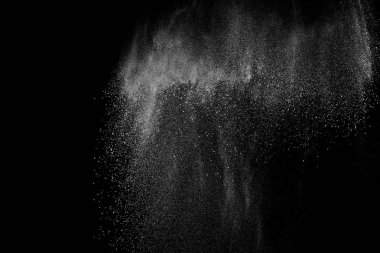 Siyah zemin üzerindeki beyaz parçacıkların hareketlerini dondur. Barut patlaması. Soyut toz tabakası dokusu.