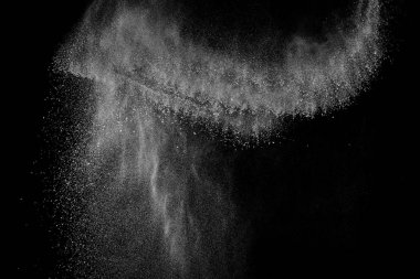 Siyah zemin üzerindeki beyaz parçacıkların hareketlerini dondur. Barut patlaması. Soyut toz tabakası dokusu.