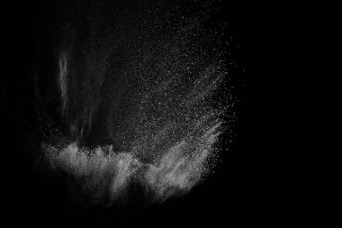Siyah zemin üzerindeki beyaz parçacıkların hareketlerini dondur. Barut patlaması. Soyut toz tabakası dokusu.