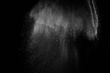 Siyah zemin üzerindeki beyaz parçacıkların hareketlerini dondur. Barut patlaması. Soyut toz tabakası dokusu.