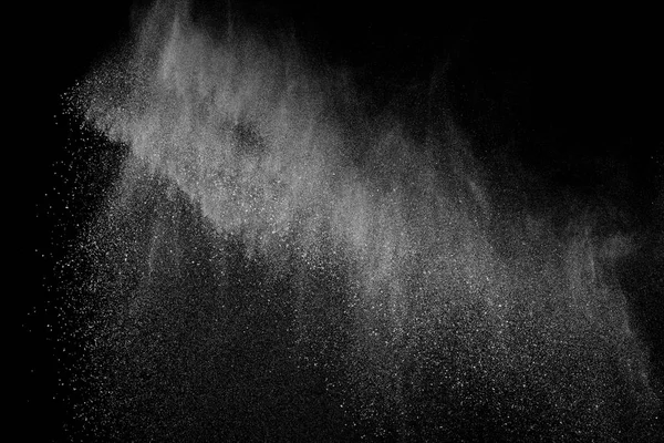 Siyah zemin üzerindeki beyaz parçacıkların hareketlerini dondur. Barut patlaması. Soyut toz tabakası dokusu.