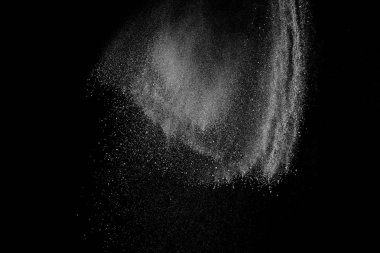 Siyah zemin üzerindeki beyaz parçacıkların hareketlerini dondur. Barut patlaması. Soyut toz tabakası dokusu.