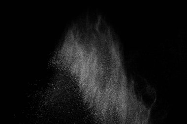 Siyah zemin üzerindeki beyaz parçacıkların hareketlerini dondur. Barut patlaması. Soyut toz tabakası dokusu.