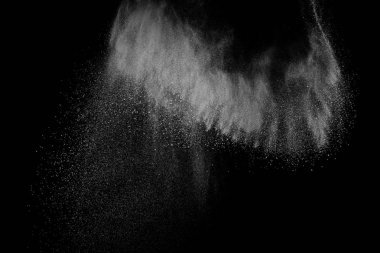 Siyah zemin üzerindeki beyaz parçacıkların hareketlerini dondur. Barut patlaması. Soyut toz tabakası dokusu.