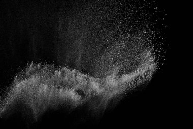 Siyah zemin üzerindeki beyaz parçacıkların hareketlerini dondur. Barut patlaması. Soyut toz tabakası dokusu.