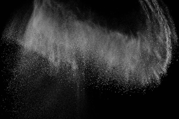 Siyah zemin üzerindeki beyaz parçacıkların hareketlerini dondur. Barut patlaması. Soyut toz tabakası dokusu.
