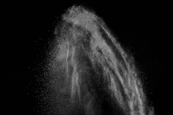 Siyah zemin üzerindeki beyaz parçacıkların hareketlerini dondur. Barut patlaması. Soyut toz tabakası dokusu.