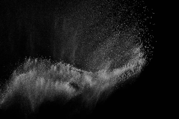 Siyah zemin üzerindeki beyaz parçacıkların hareketlerini dondur. Barut patlaması. Soyut toz tabakası dokusu.