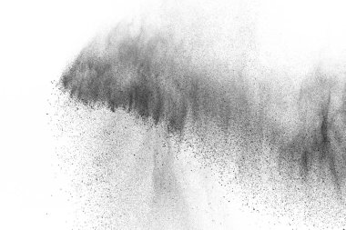 Siyah parçacıklar beyaz zemin üzerinde izole edildi. Soyut toz tabakası dokusu.