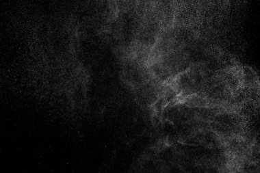 Siyah arka planda soyut su sıçramaları. Beyaz parçacıkların hareketlerini dondur. Yağmur, kar örtüsü dokusu.