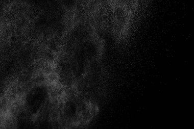 Siyah arka planda soyut su sıçramaları. Beyaz parçacıkların hareketlerini dondur. Yağmur, kar örtüsü dokusu.