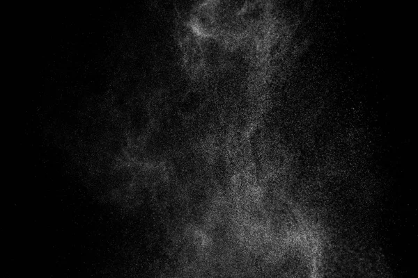 Siyah arka planda soyut su sıçramaları. Beyaz parçacıkların hareketlerini dondur. Yağmur, kar örtüsü dokusu.