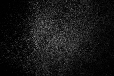 Siyah arka planda soyut su sıçramaları. Beyaz parçacıkların hareketlerini dondur. Yağmur, kar örtüsü dokusu.