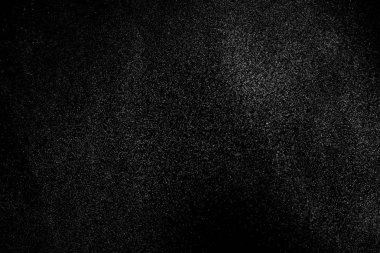 Siyah arka planda soyut su sıçramaları. Beyaz parçacıkların hareketlerini dondur. Yağmur, kar örtüsü dokusu.