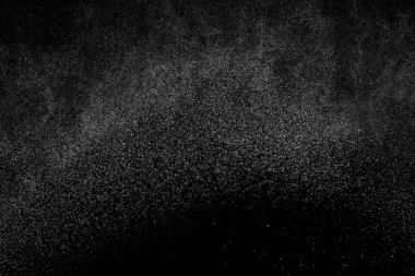 Siyah arka planda soyut su sıçramaları. Beyaz parçacıkların hareketlerini dondur. Yağmur, kar örtüsü dokusu.