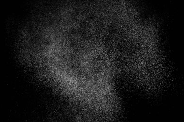 Siyah arka planda soyut su sıçramaları. Beyaz parçacıkların hareketlerini dondur. Yağmur, kar örtüsü dokusu.