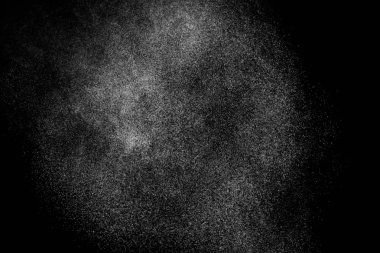 Siyah arka planda soyut su sıçramaları. Beyaz parçacıkların hareketlerini dondur. Yağmur, kar örtüsü dokusu.