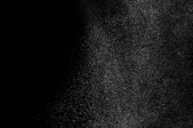 Siyah arka planda soyut su sıçramaları. Beyaz parçacıkların hareketlerini dondur. Yağmur, kar örtüsü dokusu.