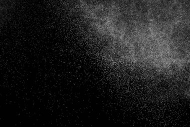 Siyah arka planda soyut su sıçramaları. Beyaz parçacıkların hareketlerini dondur. Yağmur, kar örtüsü dokusu.