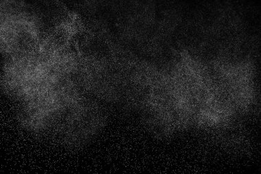 Siyah arka planda soyut su sıçramaları. Beyaz parçacıkların hareketlerini dondur. Yağmur, kar örtüsü dokusu.